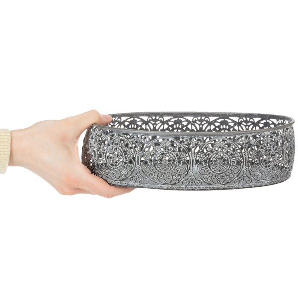 Runder Dekoteller aus Metall mit filigranem Ornamentmuster.