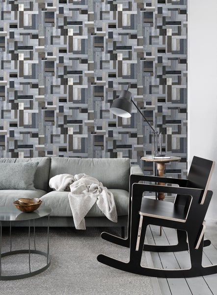 Wohnzimmer mit Sofa, Tisch, Lampe und Wandtapete in Holzoptik