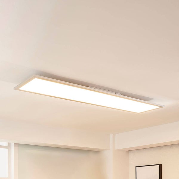Rechteckiges LED-Deckenpanel in flacher Bauweise mit warmweißem Licht, installiert an einer weißen Decke.