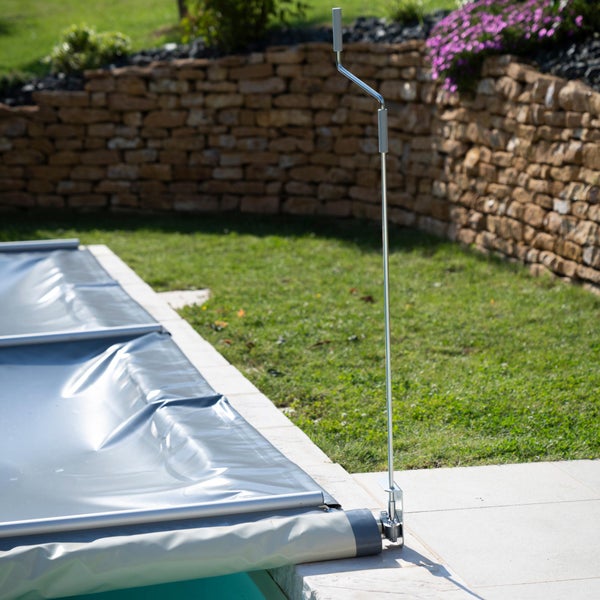 Abdeckung mit Aufrollvorrichtung für Schwimmbecken im Garten