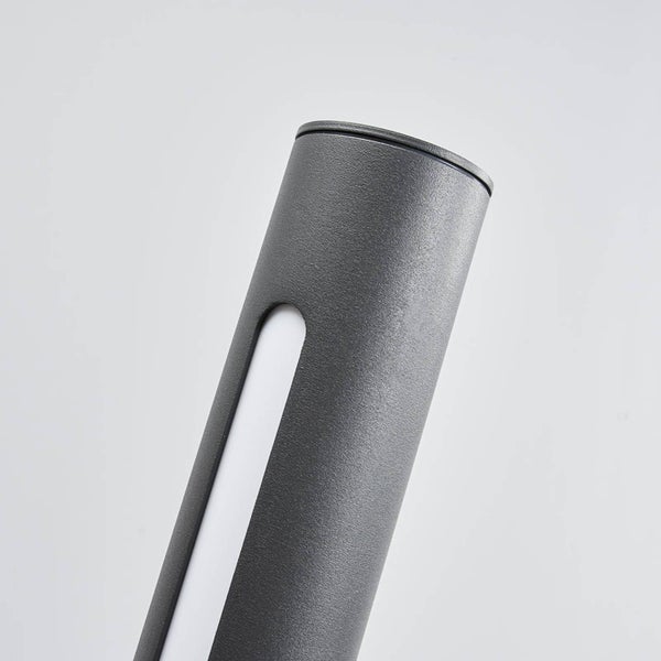 Zylindrische Außenleuchte aus dunkelgrauem Metall mit vertikalem Lichtschlitz und weißem Diffusor.