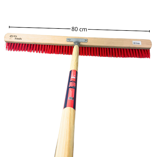 Synx Tools Straßenbesen mit Holzstiel, Holzkörper und Metallhalterung, Breite 80 Zentimeter. Synx Tools Logo.