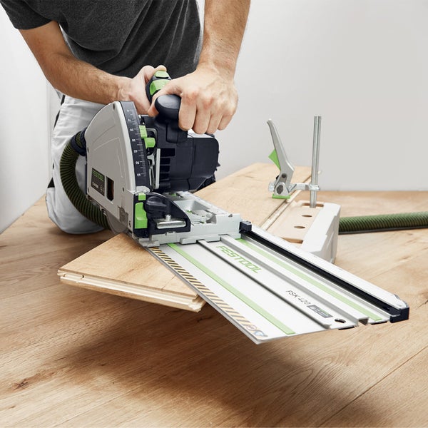 Mann schneidet Holz mit einer Festool Tauchsäge FSK 420