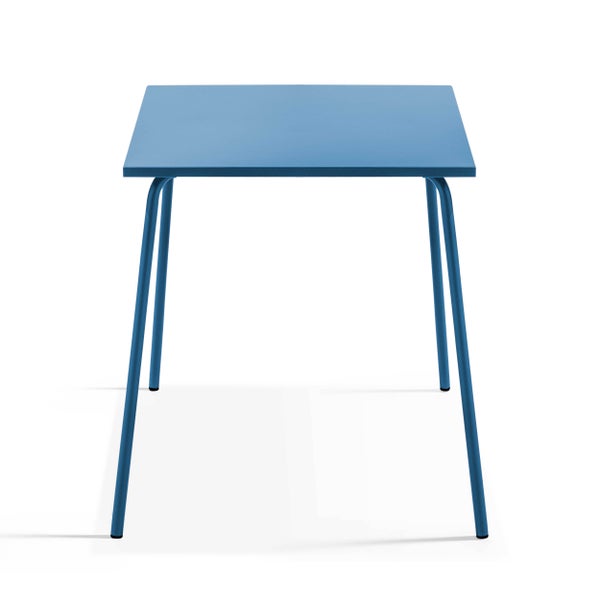 Quadratischer blauer Tisch aus Metall mit vier schlanken Beinen.