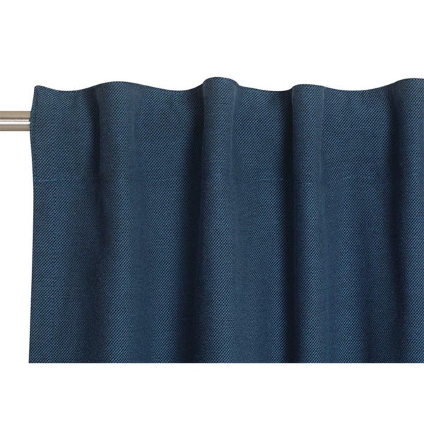 Blauer Vorhang auf einer Stange