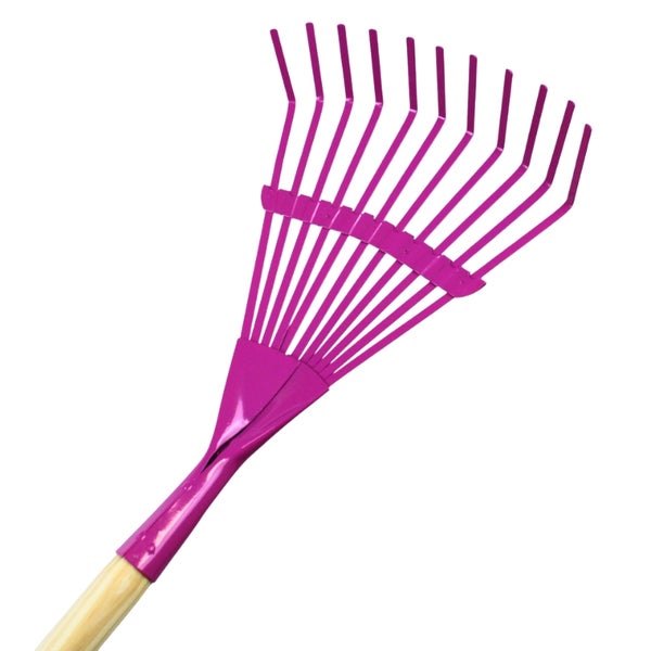 Pinkfarbener Gartenrechen aus Metall mit gebogenen Zinken.