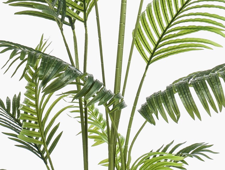 Künstliches Gras mit langen grünen Halmen aus Kunststoff.