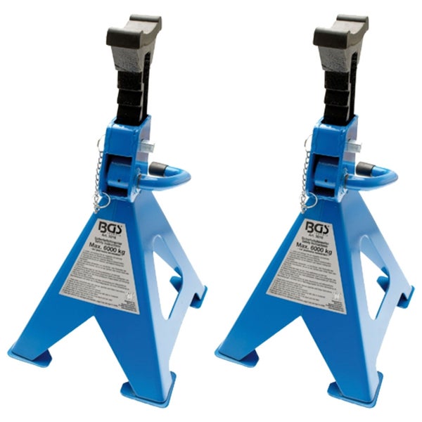 Zwei blaue Unterstellböcke aus Metall mit einer Tragkraft von bis zu 6000 Kilogramm und höhenverstellbarer Stütze.