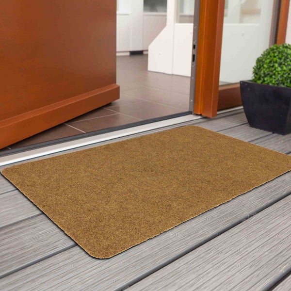 Fußmatte aus Kokos vor einer offenen Tür