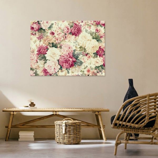 Wandbild mit Blumenmotiv in einem Wohnraum mit Holzbank und Rattansessel.