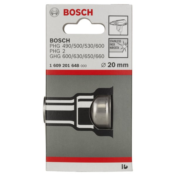 Beagle sitzt auf einem grauen Hundesofa vor einem Fenster in einem Wohnzimmer.