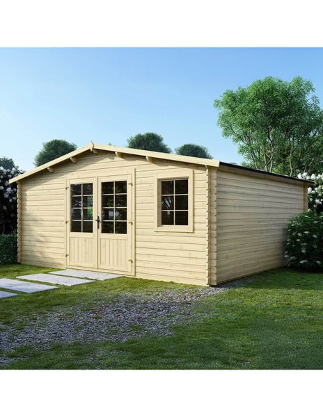 Ein Gartenhaus aus Holz mit Doppeltür und einem Fenster steht auf einer Rasenfläche in einem Garten.
