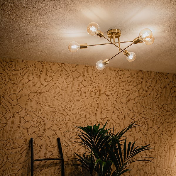 Deckenleuchte mit sechs Leuchtmitteln im Wohnraum