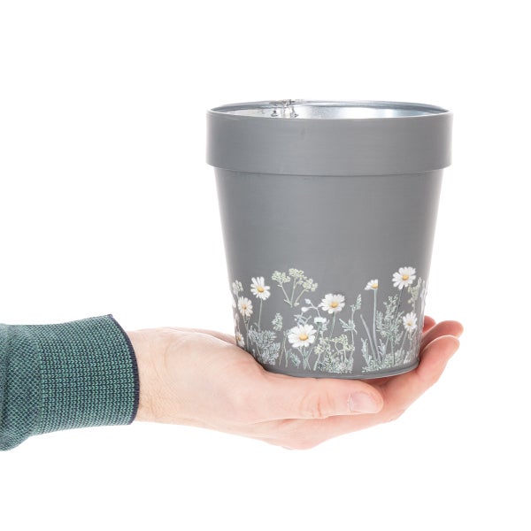 Blumentopf mit Gänseblümchen-Dekor, Durchmesser 13 Zentimeter, Höhe 14 Zentimeter.