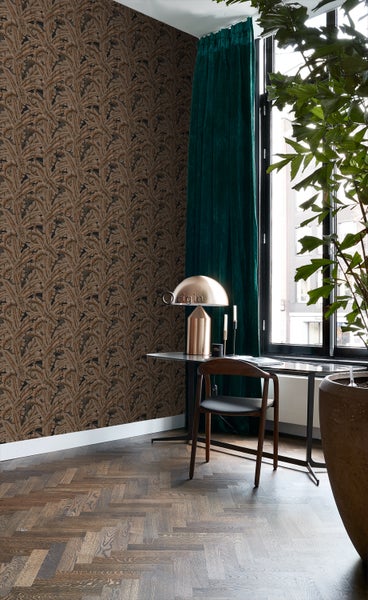 Dekoratives Zimmer mit gemusterter Tapete, Schreibtisch, Stuhl und Zimmerpflanze