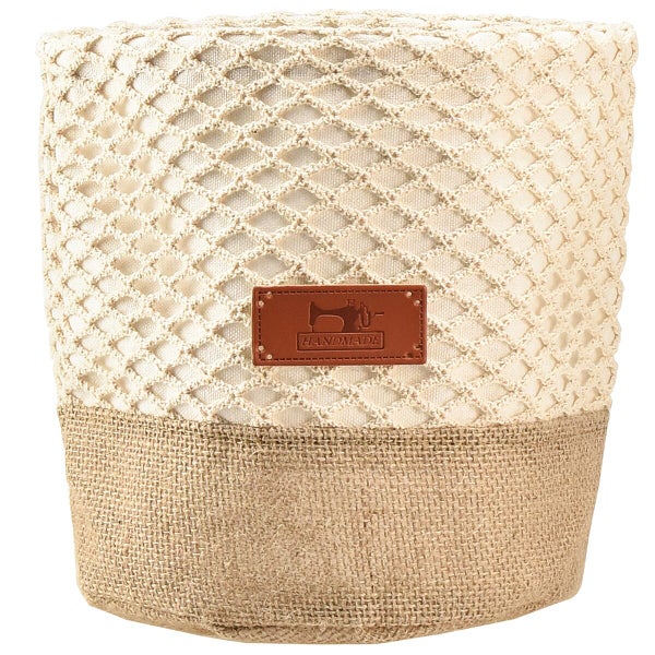 Runder Aufbewahrungskorb aus Jute und Baumwolle mit dekorativem Netzgeflecht und Handmade Aufnäher.