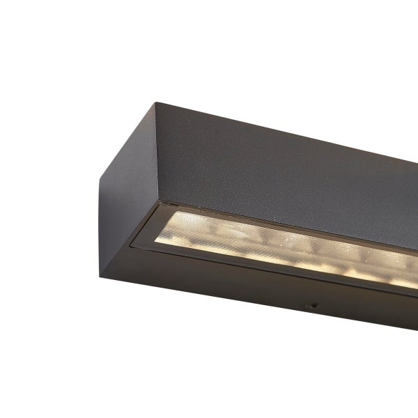 Moderne rechteckige Außenwandleuchte in Dunkelgrau mit integriertem Leuchtmittel und warmweißem Licht.