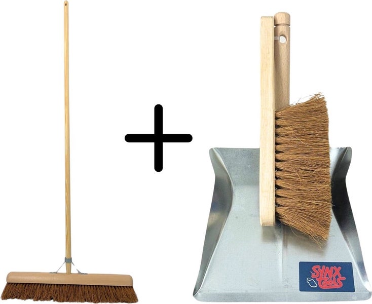 Reinigungsset bestehend aus einem Besen mit Holzstiel, einer Kehrschaufel aus Metall und einem Handfeger mit Holzgriff. SYNX tools Logo.