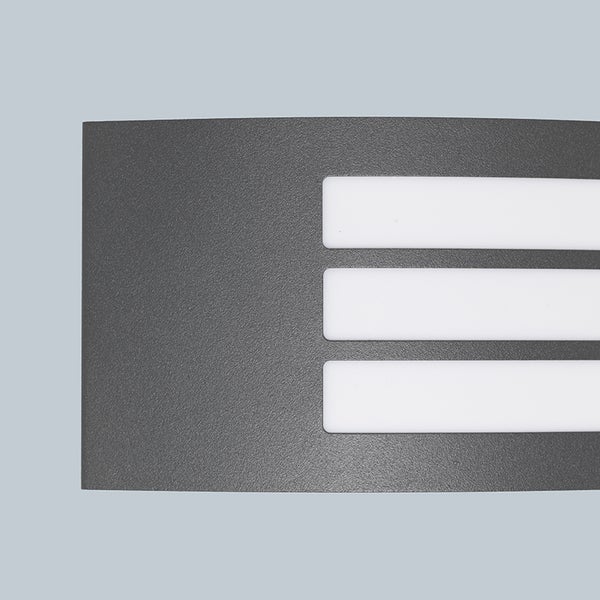 Detailansicht einer anthrazitfarbenen Außenwandleuchte aus Metall mit drei waagerechten Lichtschlitzen.