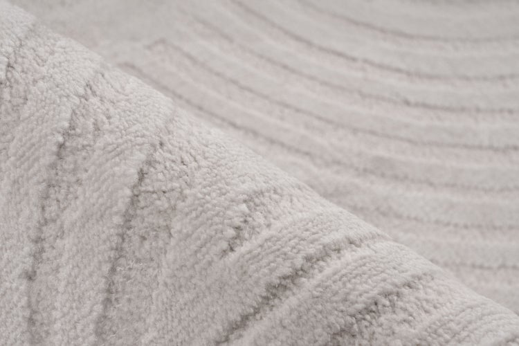 Strukturierter Teppich mit weicher Oberfläche und linearem Muster in Nahaufnahme