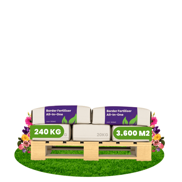 Mehrere Säcke Border Fertiliser All-In-One auf einer Holzpalette, insgesamt 240 Kilogramm für eine Fläche von 3600 Quadratmetern.