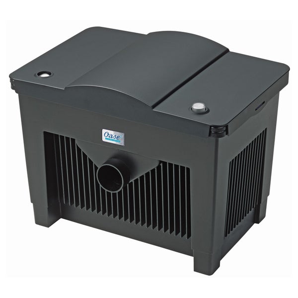 Oase Teichfilter aus schwarzem Kunststoff mit Deckel und Rohranschluss.