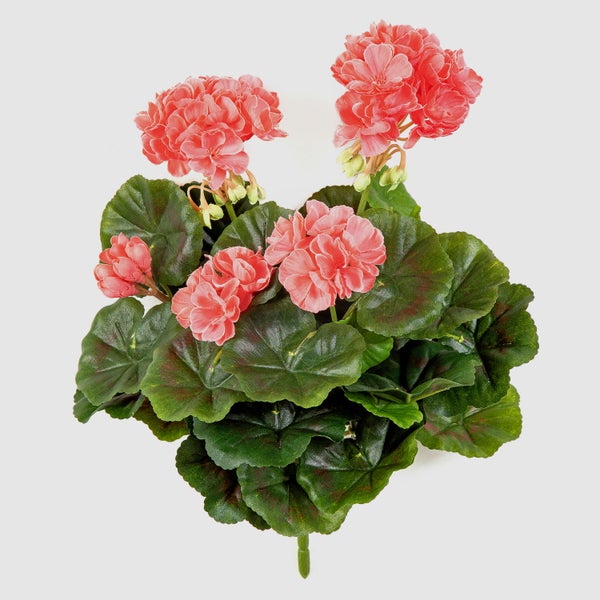 Künstliche Geranie mit lachsfarbenen Blüten und grünen Blättern.