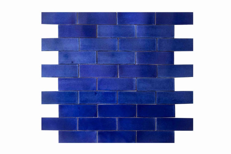 Blaue rechteckige Mosaikfliesen in Ziegeloptik mit glänzender Oberfläche.