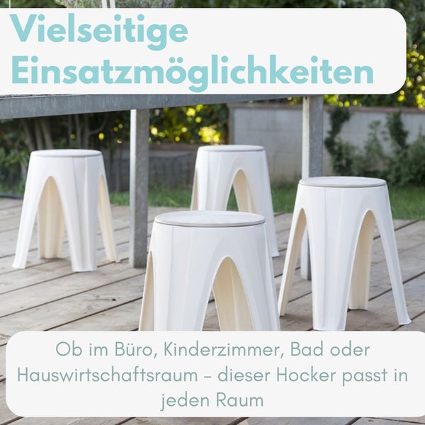 Mehrere weiße Kunststoffhocker stehen auf einer Holzterrasse.