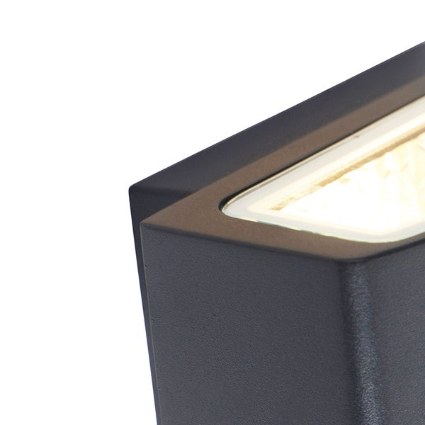 Nahaufnahme einer rechteckigen LED-Wandleuchte für den Außenbereich in Anthrazit.