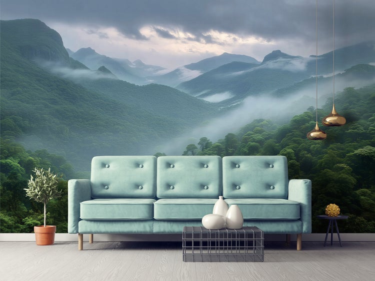 Wohnzimmer mit hellblauem Sofa, Dekoration und einer Fototapete mit Berglandschaft