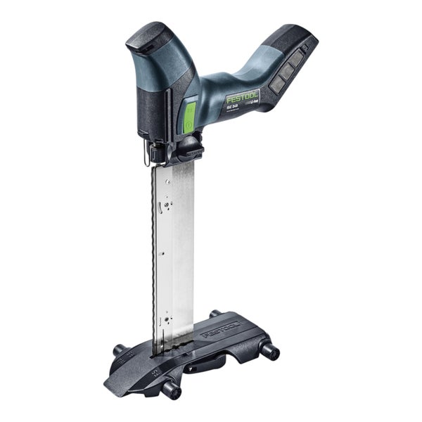 Akku-Dämmstoffsäge Festool ISC 240 mit Wellenschliff-Sägeblatt und Führungstisch zum Zuschneiden von Dämmmaterial.