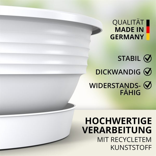 Hochwertiger weißer Pflanztopf mit Untersetzer aus recyceltem Kunststoff, hergestellt in Deutschland, stabil, dickwandig und widerstandsfähig.