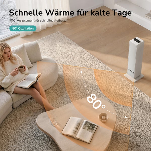 Ein moderner Turmheizlüfter mit PTC Heizelement und 80 Grad Oszillation steht in einem hellen Wohnzimmer neben einer Person auf einem Sofa.