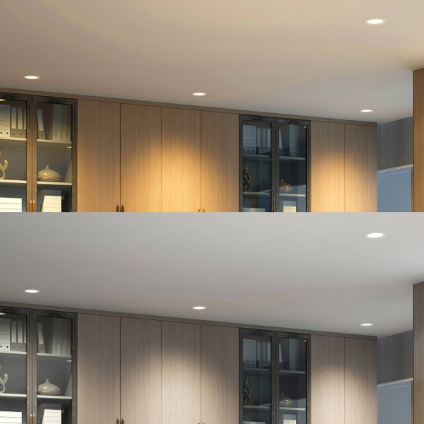 Deckeneinbauleuchten über einem Holzschrank im Vergleich zwischen warmweißem und neutralweißem Licht.