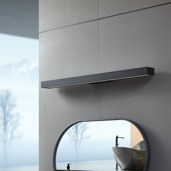 Moderne schwarze LED-Wandleuchte über einem ovalen Spiegel im Badezimmer an einer Wand montiert.
