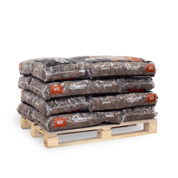 Mehrere Säcke galantio Pinienrinde zu je 60 Liter, auf einer Holzpalette gestapelt.