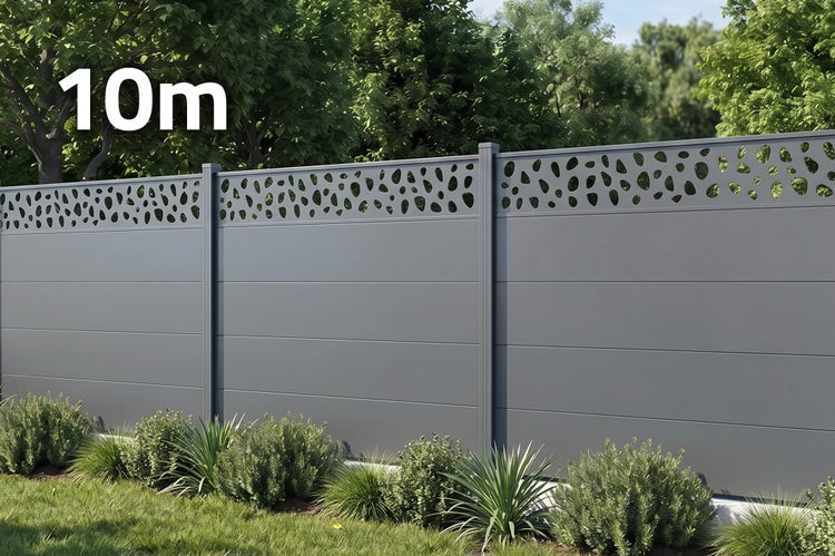 Ein 10 Meter langes Zaunelement aus Metall mit modernem Design und dekorativem Lochmuster im oberen Bereich.