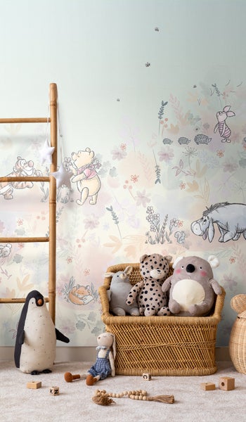 Dekoriertes Kinderzimmer mit Winnie Puuh Tapete, Holzleiter und Spielzeugkorb