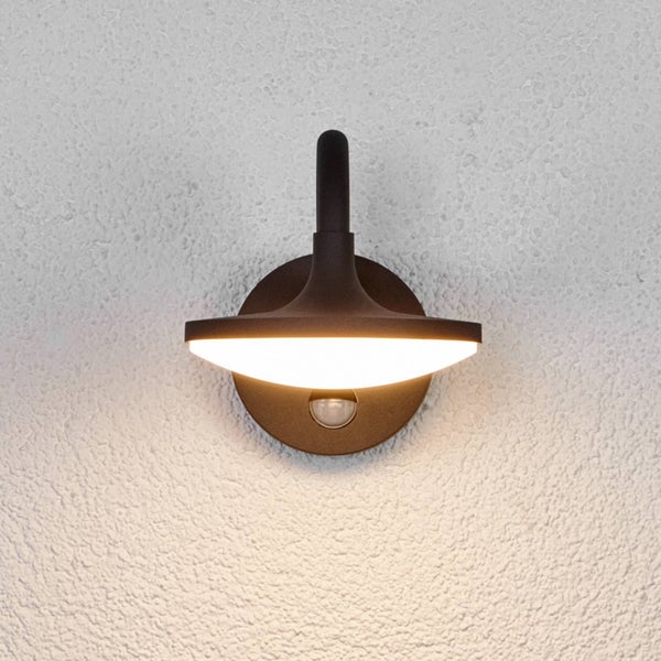 Moderne LED-Außenwandleuchte in Dunkelbraun mit integriertem Bewegungsmelder.