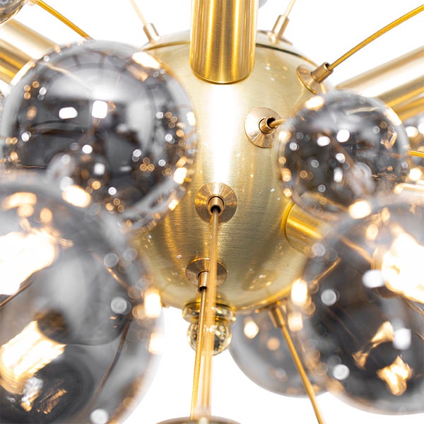 Detailaufnahme einer Kugel-Hängeleuchte mit Glaskugeln und Metallrahmen