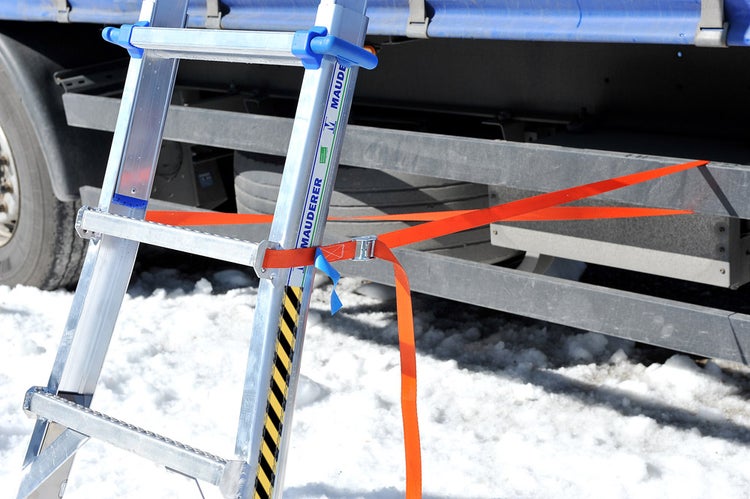 Aluminiumleiter mit Spanngurt zur Ladungssicherung am LKW