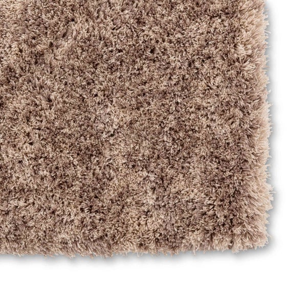 Hochflor-Teppich mit weicher, dichter Struktur in der Farbe Taupe.
