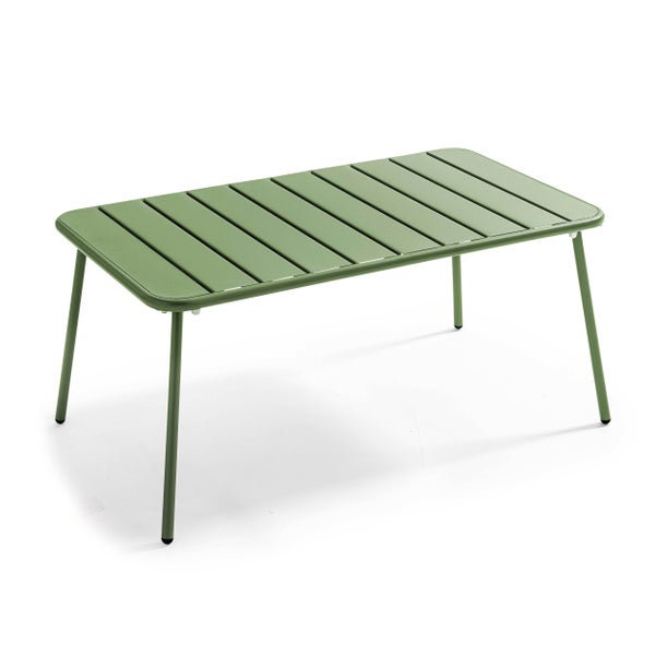 Rechteckiger grüner Garten-Couchtisch aus Metall mit Lattenoberfläche und vier Beinen.