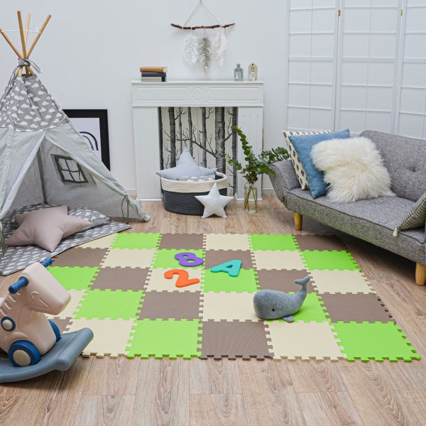 Helle, organisierte Spielecke mit Puzzlematte aus Schaumstoff, Tipi-Zelt, Sofa und Spielzeug auf einem Boden in Holzoptik.