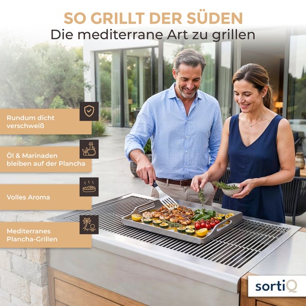 Ein Paar grillt auf einer Plancha auf einer Terrasse mit Informationen zu den Vorteilen des Plancha-Grillens und dem SortiQ Logo.