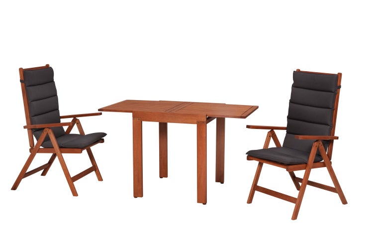 Gartentisch mit zwei Gartenstühlen aus Holz mit grauen Auflagen