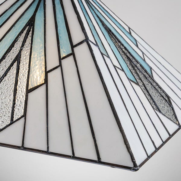 Detailansicht einer Tiffany Hängelampe mit geometrischen Formen aus Glas