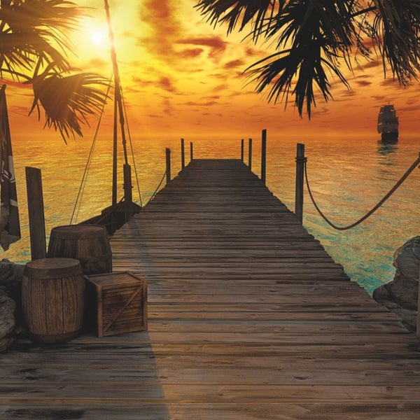 Holzsteg mit Meerblick, Fässern, Kiste und Piratenflagge bei Sonnenuntergang.