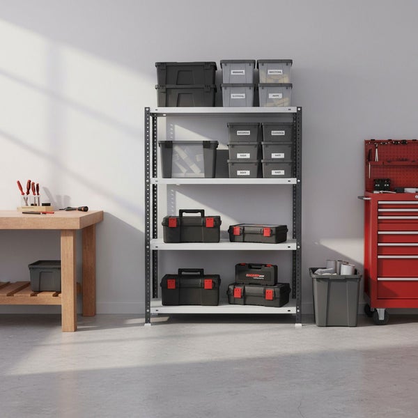 Organisierte Werkstatt mit Metallregal, Kunststoffboxen, Werkzeugkoffern, hölzerner Werkbank und rotem Werkzeugwagen.